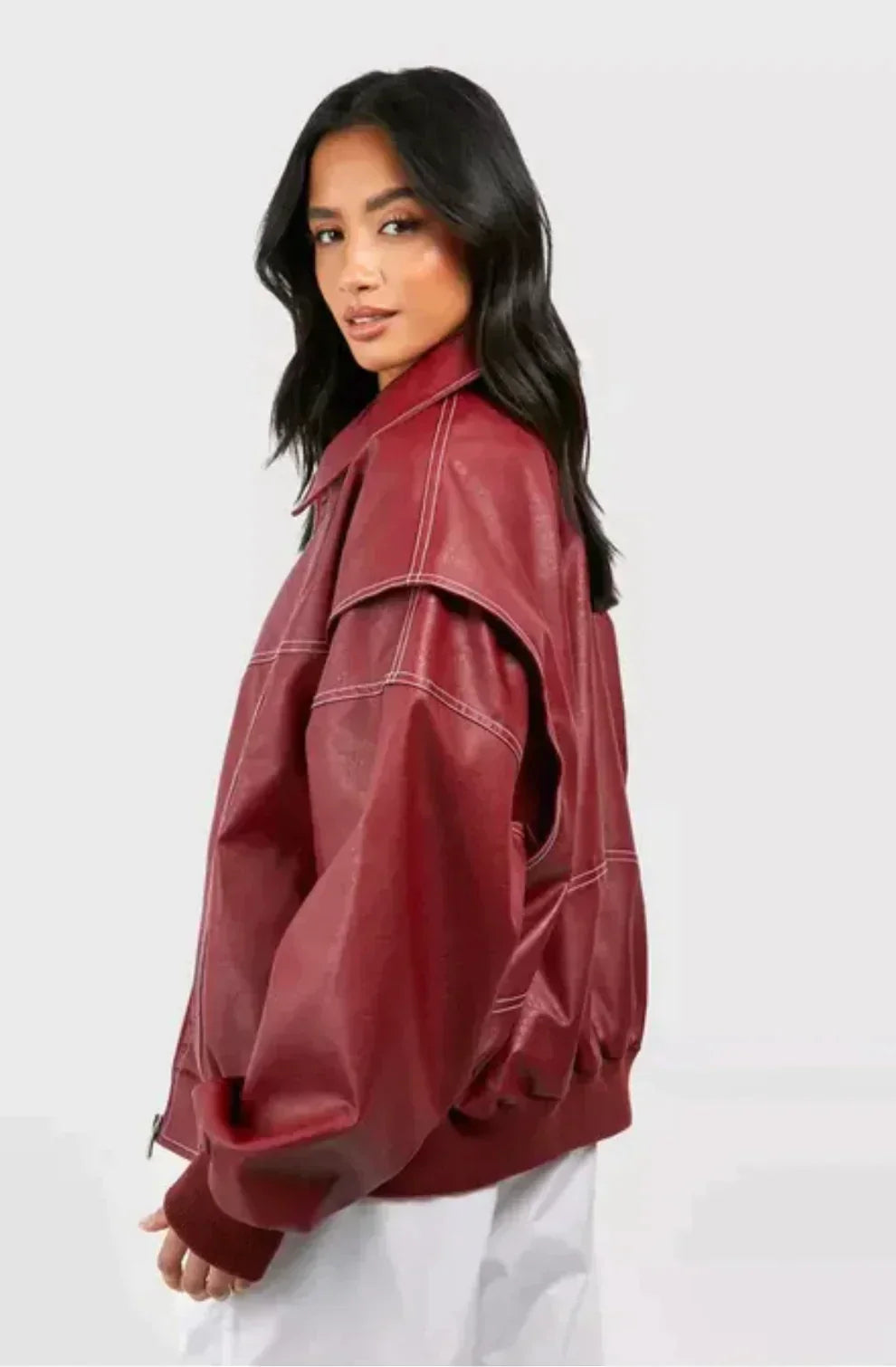 Veste rouge oversized en simili cuir, coupe ample et tendance automne.  Style décontracté chic.