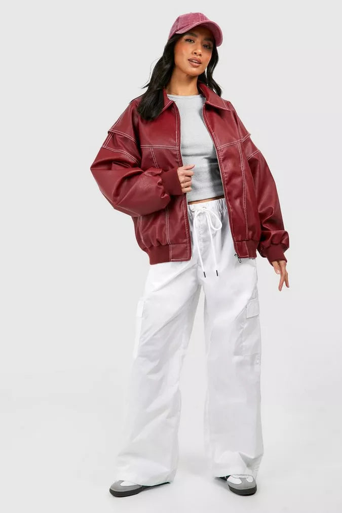 Veste rouge oversized en simili cuir, coupe ample et tendance automne.  Style décontracté chic.