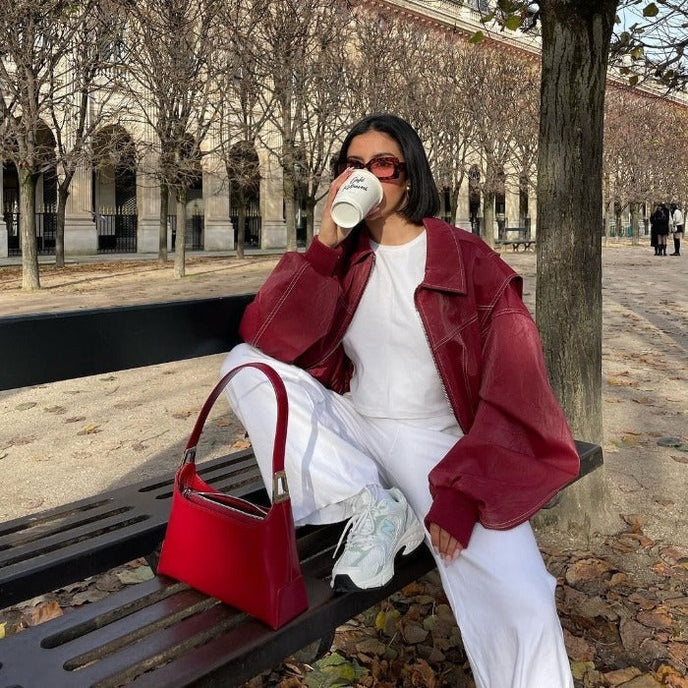 Veste rouge oversized en simili cuir, coupe ample et tendance automne.  Style décontracté chic.