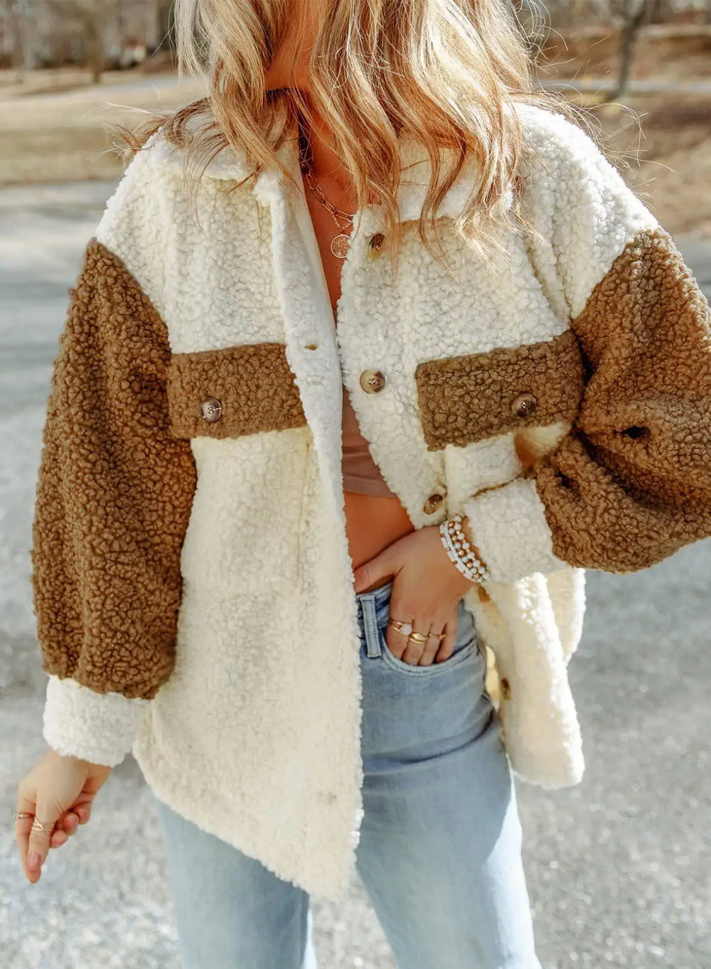 Veste Sherpa boutonnée femme avec poches poitrine, chic décontracté. Style mode féminine hivernale.