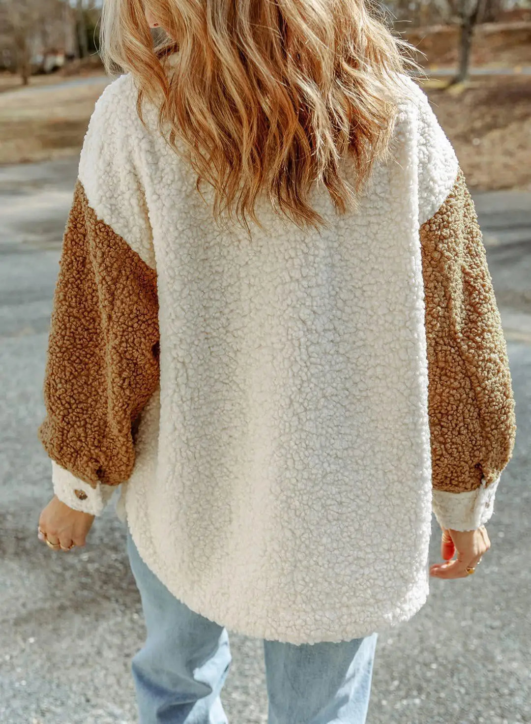 Gros plan sur la texture douce de la veste Sherpa femme. Confort maximal et chaleur hivernale.