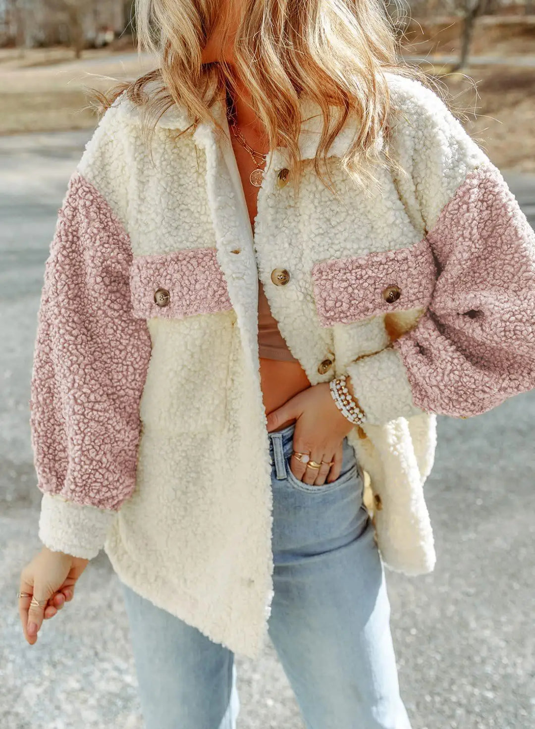 Veste Sherpa femme, style contemporain, chaude et douillette. Élégance décontractée pour l'hiver.