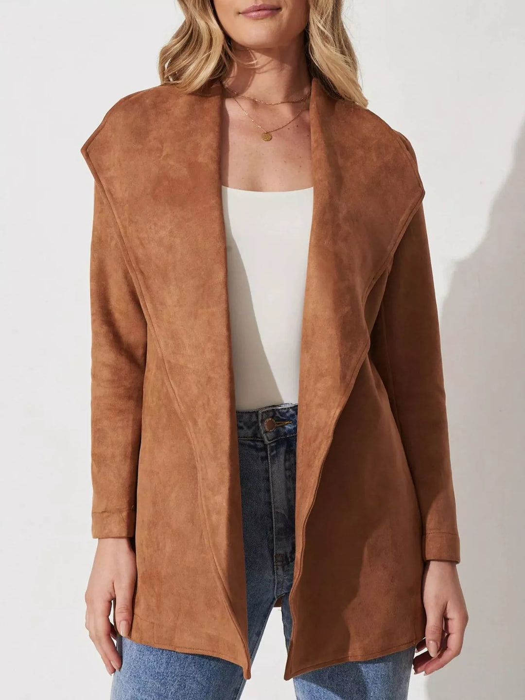 Veste souple femme à col large, élégante et décontractée, idéale pour le printemps ou l'automne.