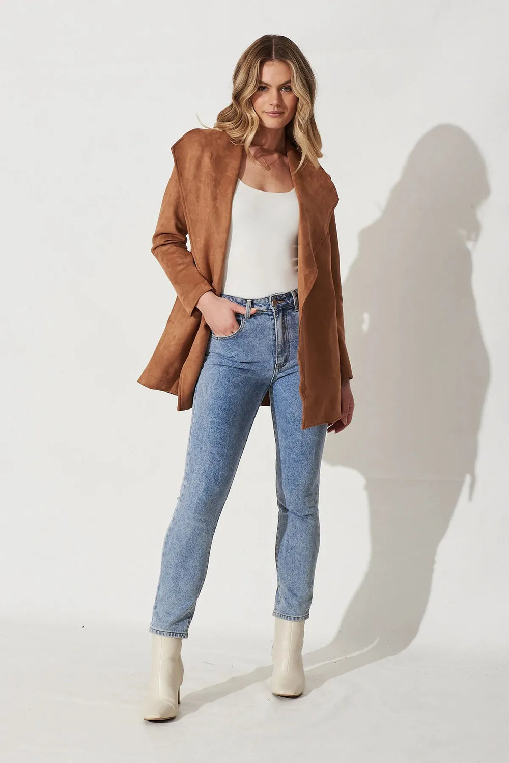 Mode femme: Veste fluide avec col large, chic et confortable, pour un style moderne et polyvalent.