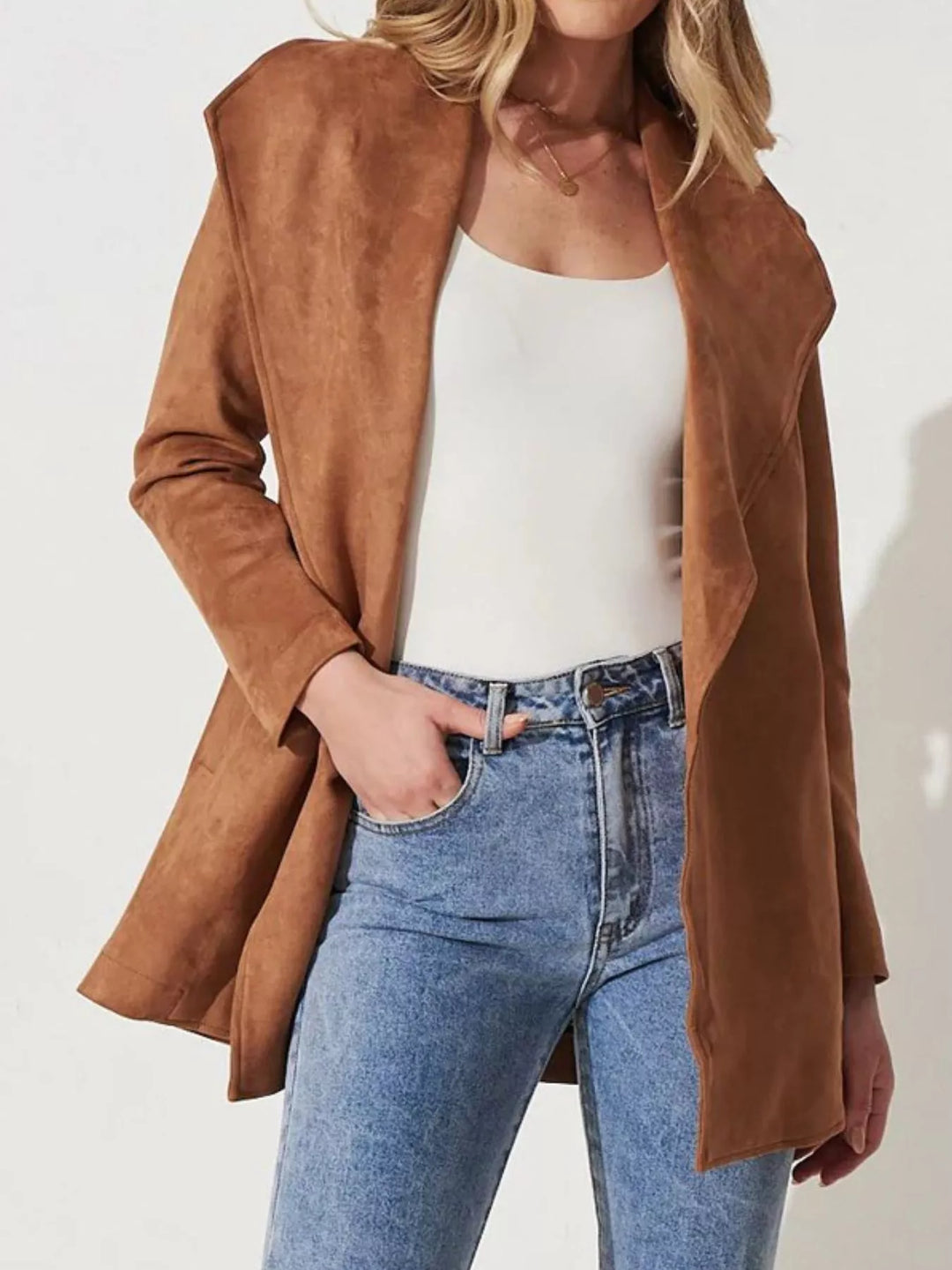 Veste décontractée chic pour femme, avec un col large distinctif, parfaite pour une allure élégante.