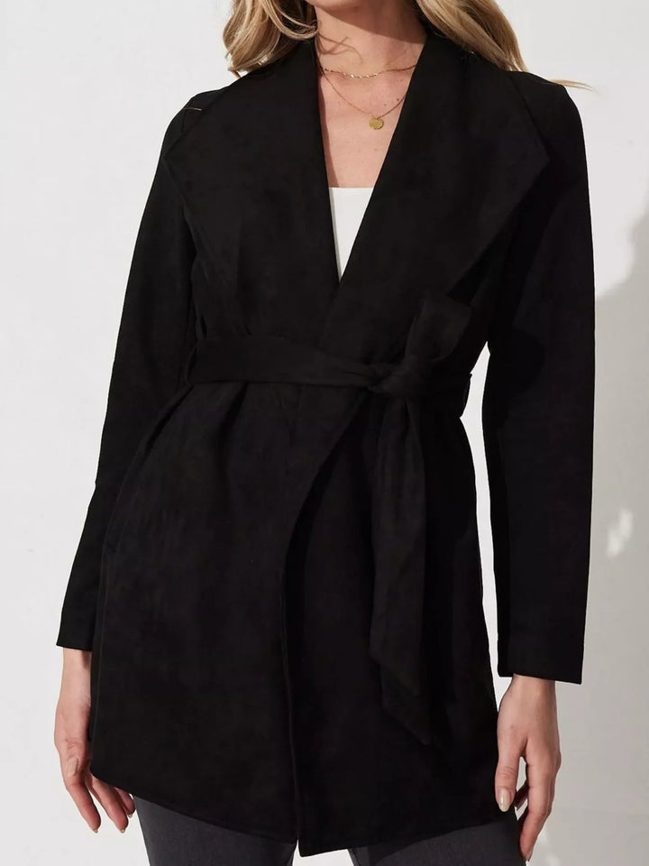 Veste féminine fluide et souple, dotée d'un grand col, parfaite pour un look quotidien ou habillé.