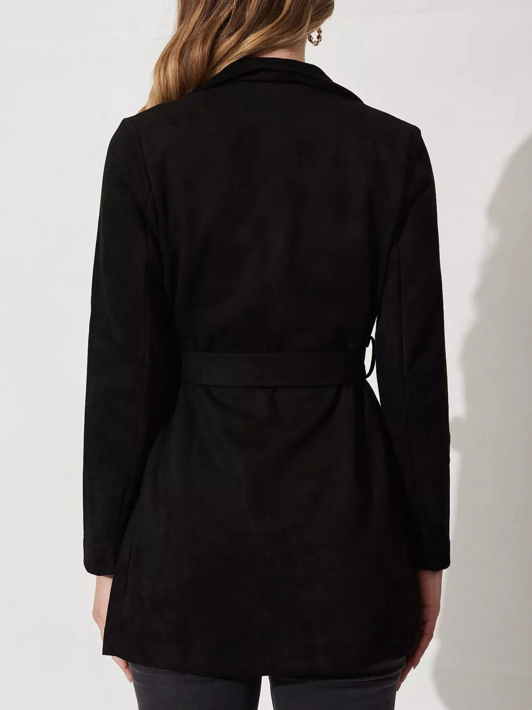 Veste souple et élégante pour femme, avec son col large distinctif, parfaite pour la mi-saison.