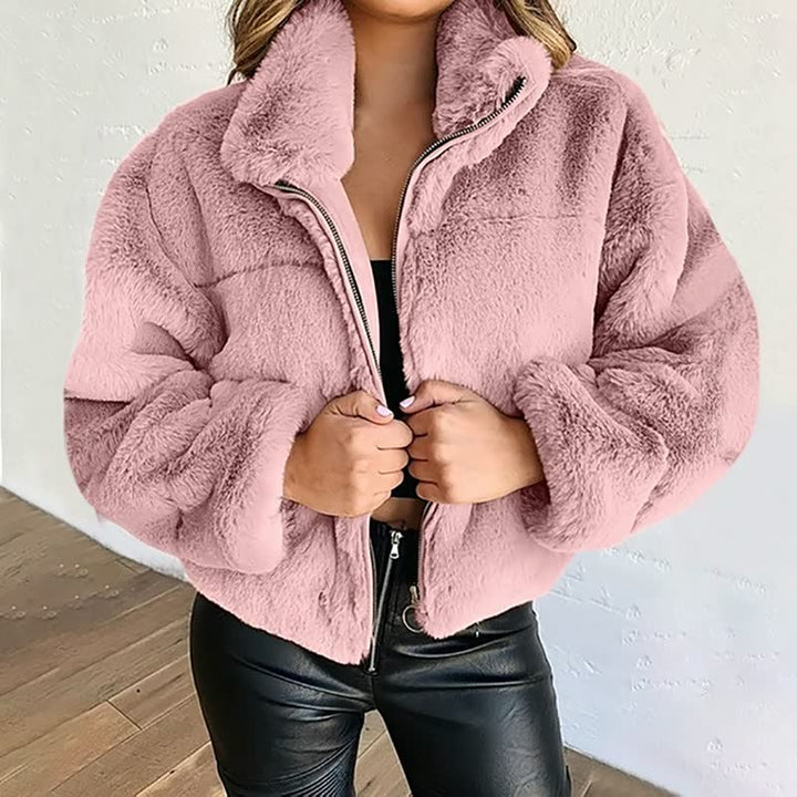 Veste teddy femme douce et chaude, col montant zippé, idéale pour la mode hivernale décontractée.