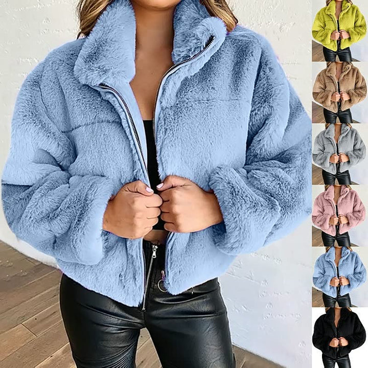 Manteau court femme élégant, blouson polaire zippé, style hivernal chic et confortable au quotidien.