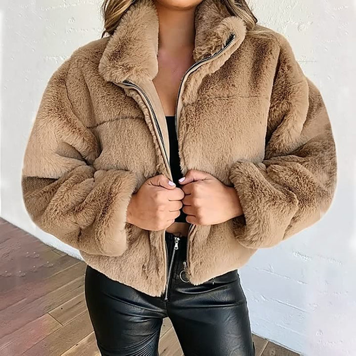 Veste polaire femme élégante, manteau court zippé, col montant, parfaite pour l'hiver avec confort.