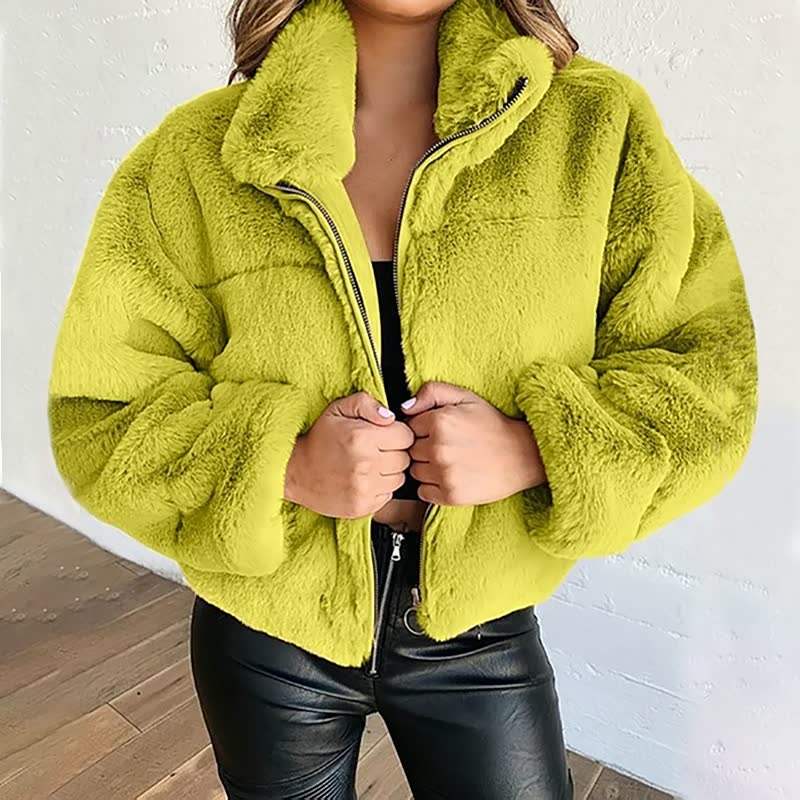 Veste femme texture teddy, blouson zippé col montant, douceur et chaleur hivernale, look casual chic.