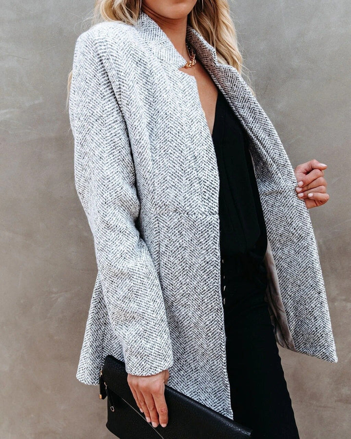 Veste tweed élégante mi-saison, coupe cintrée, style chic et confortable.  Idéale pour le printemps/automne.