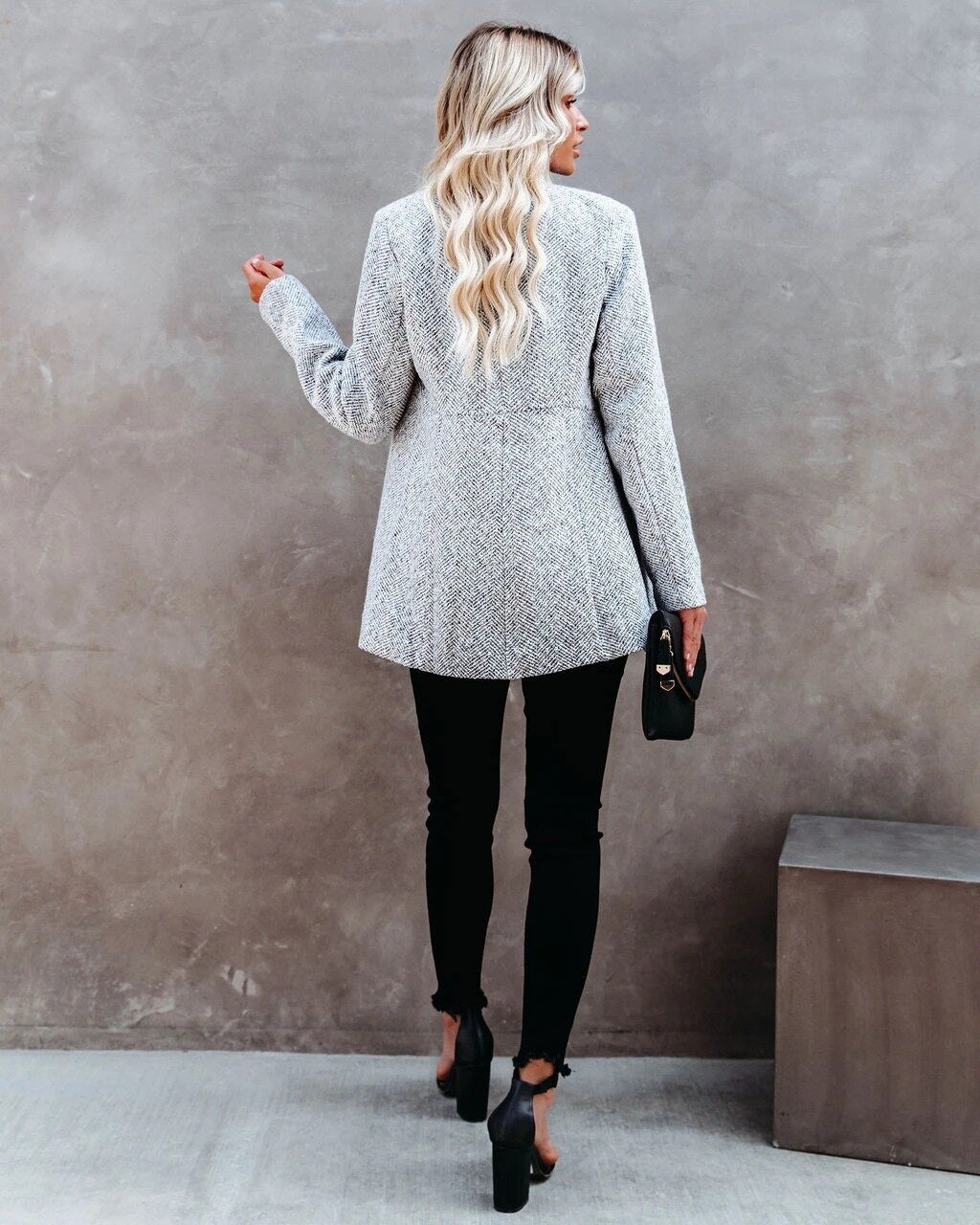 Veste tweed élégante mi-saison, coupe cintrée, style chic et confortable.  Idéale pour le printemps/automne.