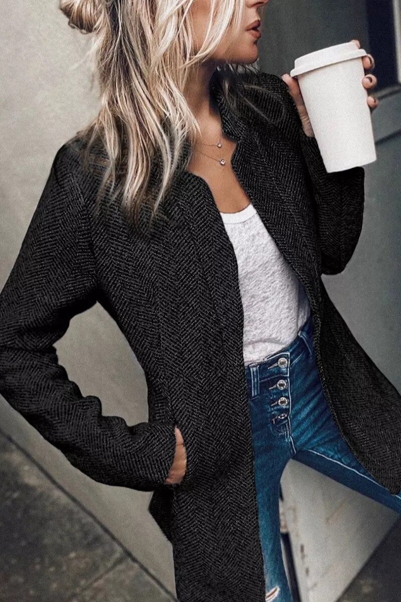 Veste tweed élégante mi-saison, coupe cintrée, style chic et confortable.  Idéale pour le printemps/automne.