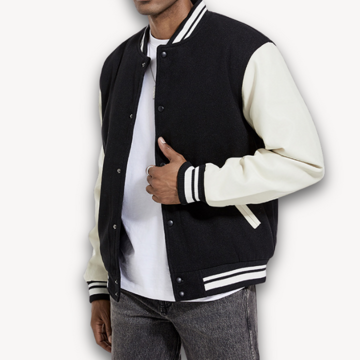 "Veste universitaire homme, manches effet cuir, boutons pression, style décontracté urbain, bord-côtes rayés contrastants."