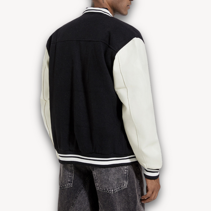 "Veste universitaire homme, manches effet cuir, boutons pression, style décontracté urbain, bord-côtes rayés contrastants."