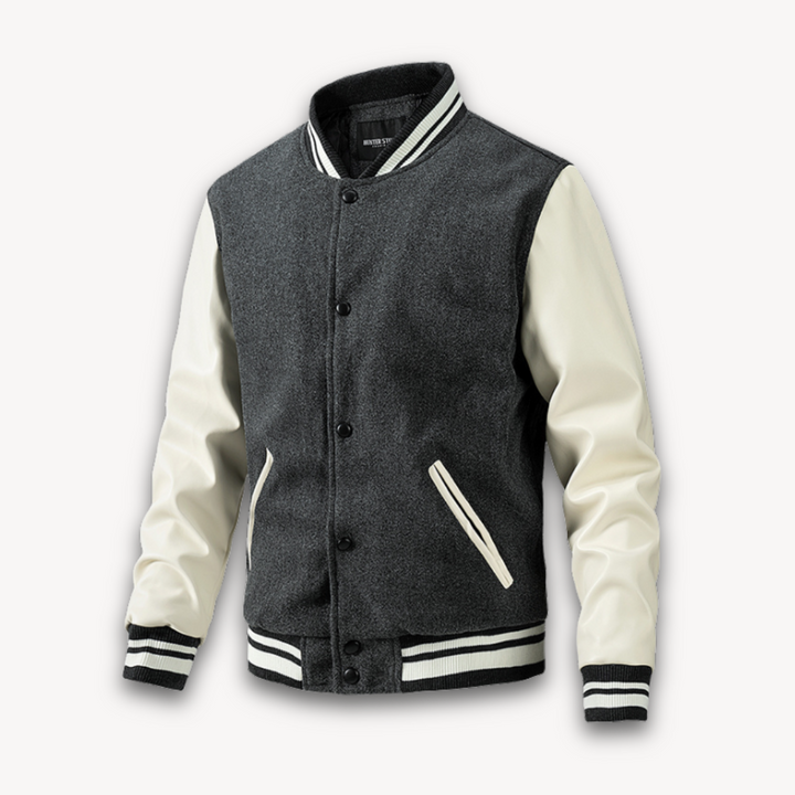 "Veste universitaire homme, manches effet cuir, boutons pression, style décontracté urbain, bord-côtes rayés contrastants."