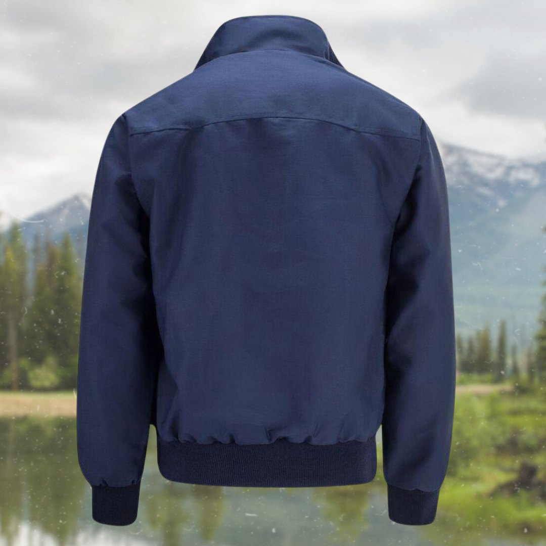Veste zippée bordeaux, mode masculine automne-hiver, allie confort et style décontracté.