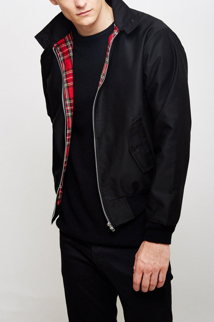 Manteau homme élégant noir, coupe ajustée, parfait pour le quotidien.