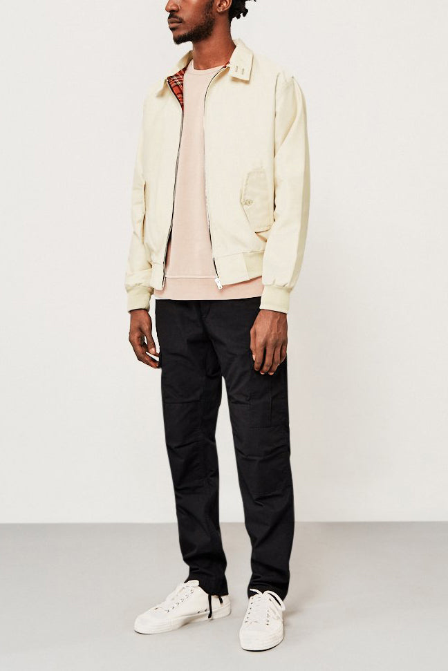 Manteau bordeaux, style automne-hiver, élégant et décontracté.