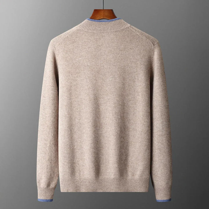 Modèle portant une veste zippée homme grise, associée à un jean. Style casual chic polyvalent.