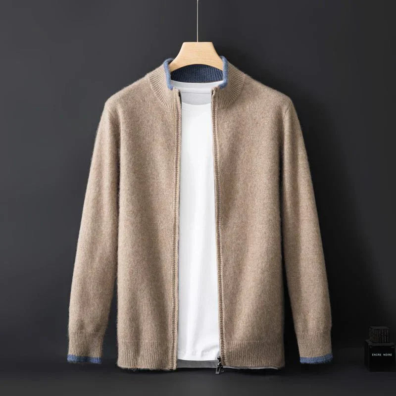 Homme portant une veste zippée casual chic, couleur anthracite. Confort et chaleur pour mode masculine.