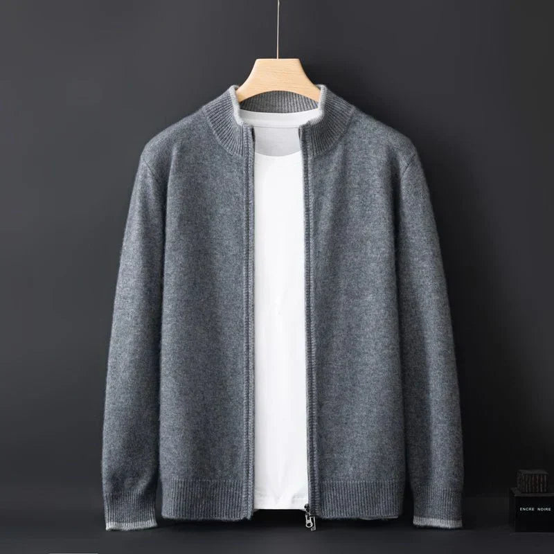 Vue latérale d'une veste zippée masculine bleu marine, ajustée. Idéale pour un look sophistiqué hivernal.