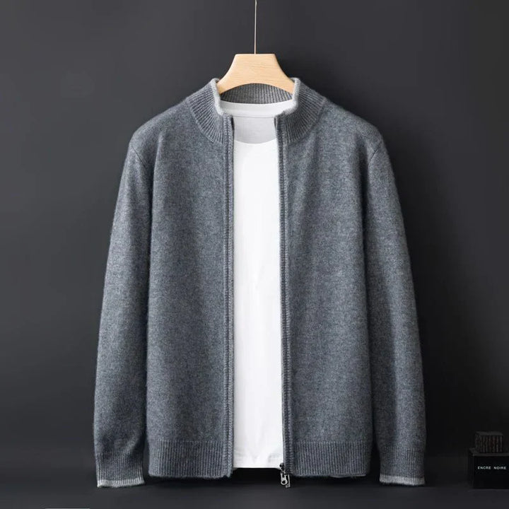 Vue latérale d'une veste zippée masculine bleu marine, ajustée. Idéale pour un look sophistiqué hivernal.