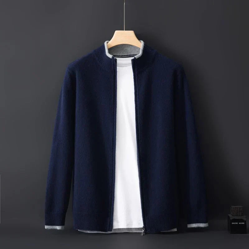 Gros plan sur le tissu doux et la texture d'une veste zippée homme, offrant confort et style moderne.