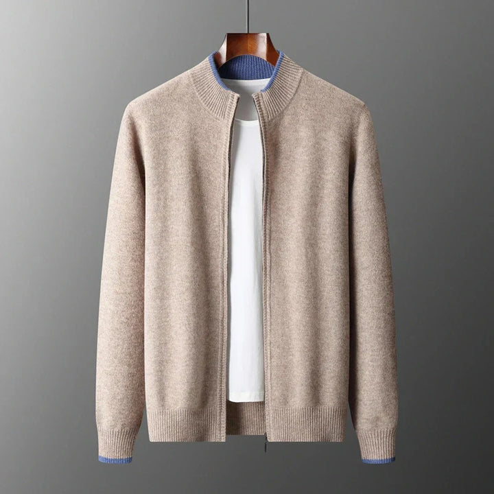 Veste zippée homme vert kaki, robuste et élégante. Confortable pour activités extérieures et look urbain.