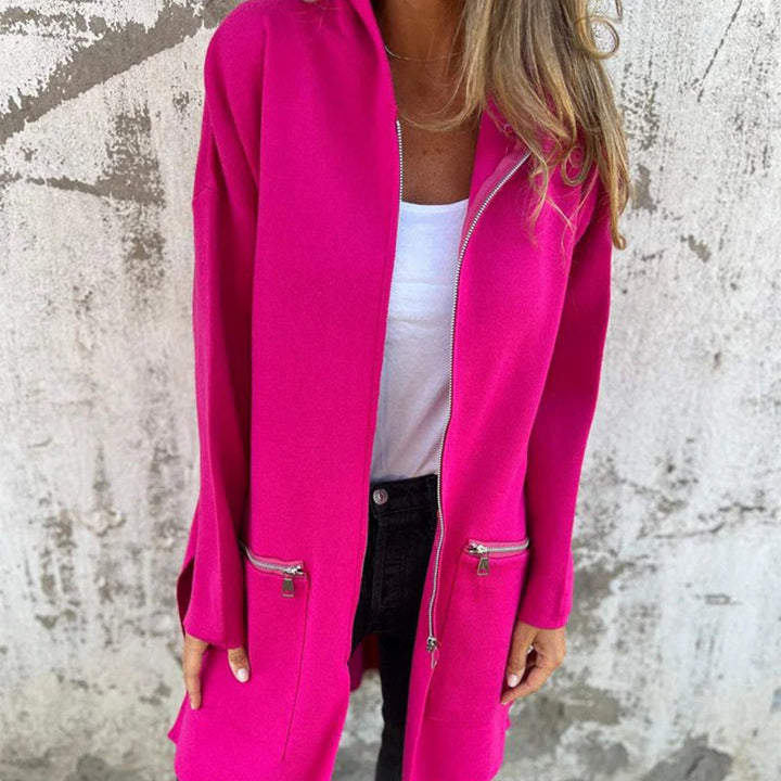 Veste femme chic et moderne, zippée, pour un look mode féminin élégant et confortable en toute occasion.