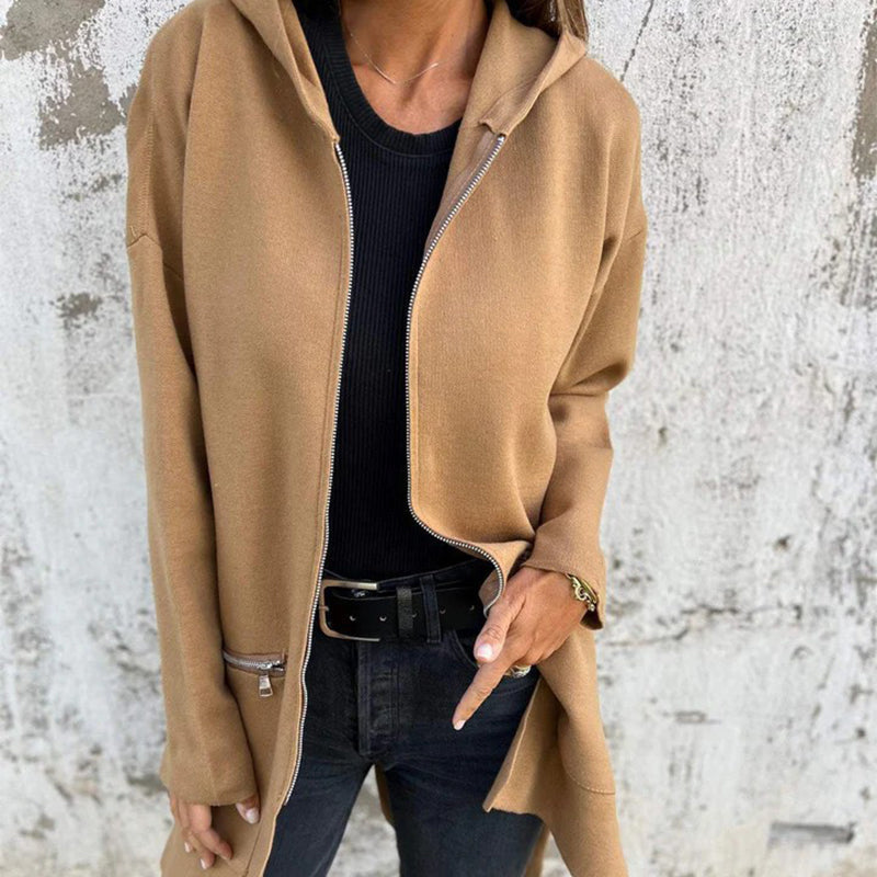 Femme portant une veste zippée élégante et confortable, parfaite pour compléter une tenue urbaine chic.