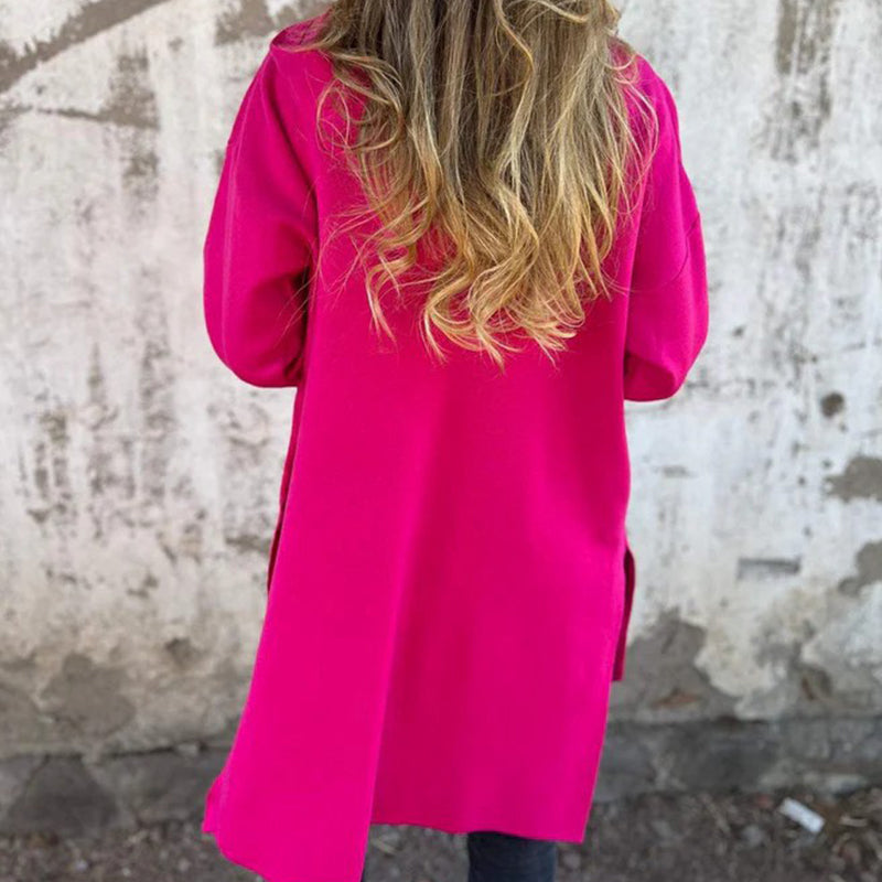 Vue de dos d'une veste longue zippée pour femme, affichant une silhouette élégante et décontractée pour la mode féminine.