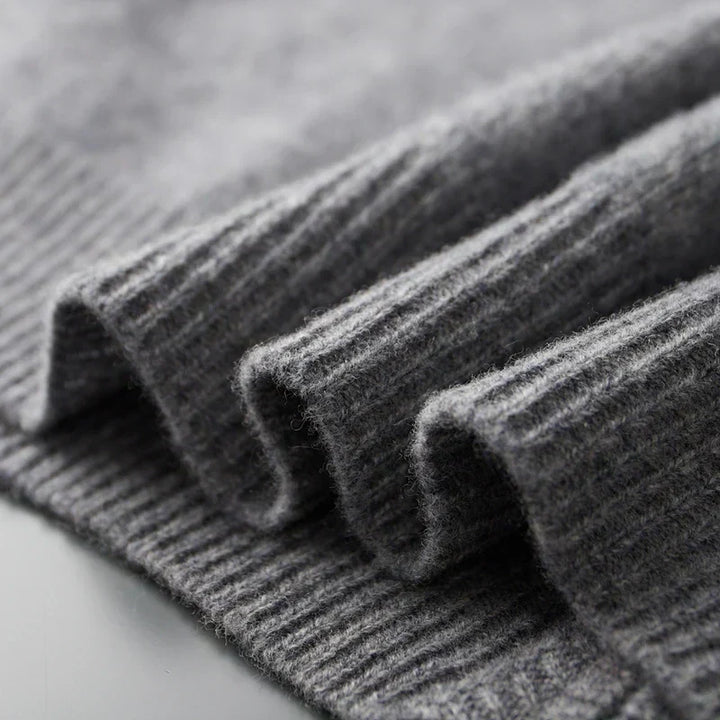 "Veste zippée pour homme en cachemire, élégante et chaleureuse, idéale pour temps frais, facile à combiner et entretenir."