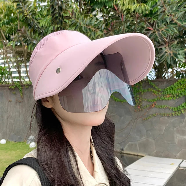 Femme portant une visière réglable, profitant du soleil en plein air, protection optimale et style.