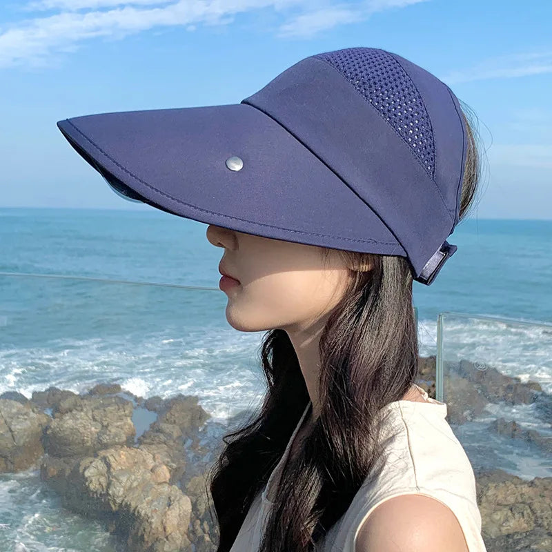 Visière réglable femme pour cyclisme ou sport, assurant protection solaire confortable durant l'été.