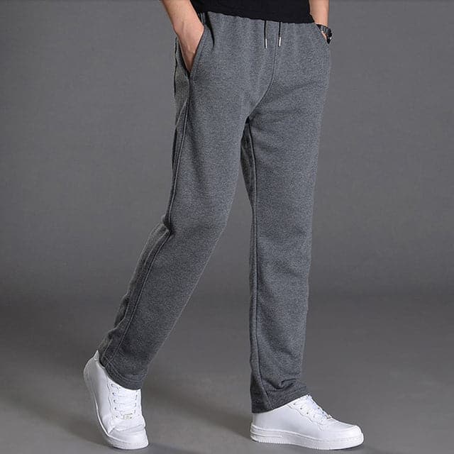 "Vue avant pantalon fuselé noir pour homme, design élégant et moderne, confort optimal, poches zippées, coupe ajustée"