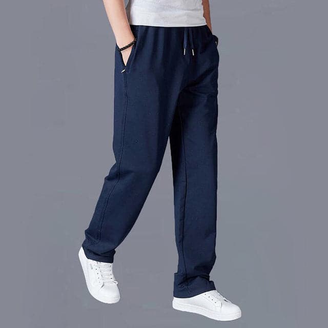 "Vue avant pantalon fuselé noir pour homme, design élégant et moderne, confort optimal, poches zippées, coupe ajustée"