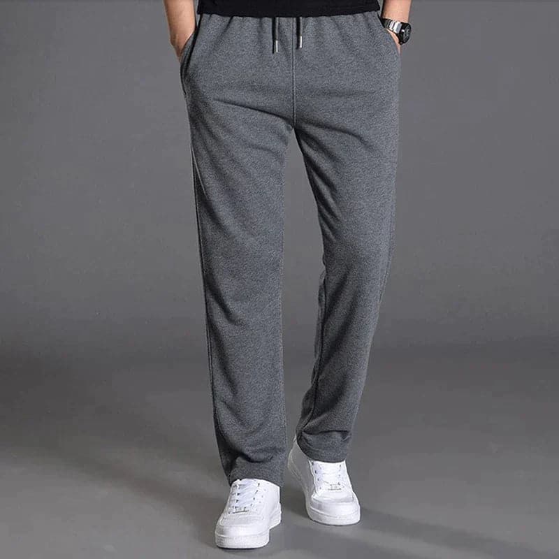 "Vue avant pantalon fuselé noir pour homme, design élégant et moderne, confort optimal, poches zippées, coupe ajustée"