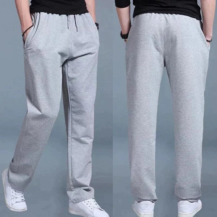 "Vue avant pantalon fuselé noir pour homme, design élégant et moderne, confort optimal, poches zippées, coupe ajustée"
