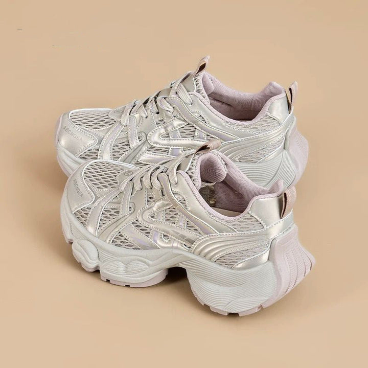 Détail d'une chaussure de sport femme respirante et souple, conçue pour un confort maximal et une légèreté optimale.
