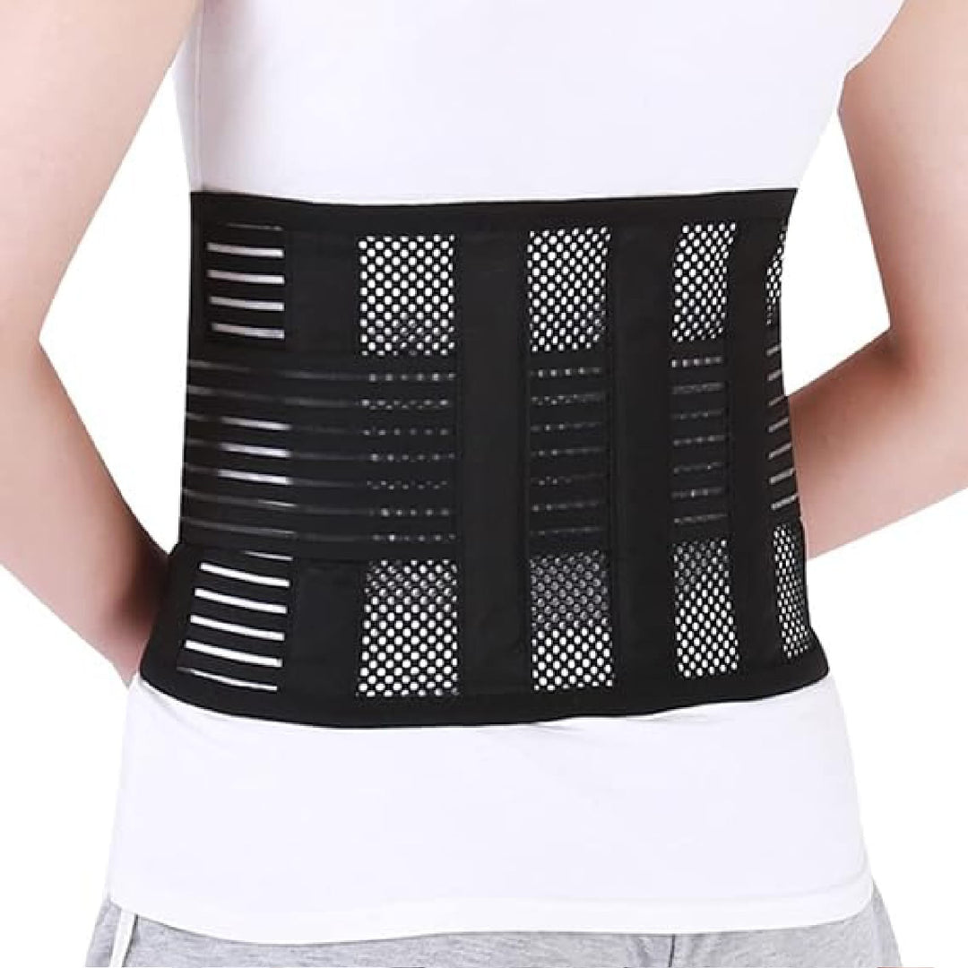 Vue de face d'un corset orthopédique gris, maille respirante, soutien lombaire avec renforts latéraux.