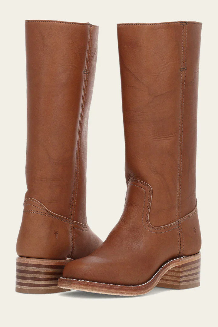 Arrière des bottes montantes femme structurées. Silhouette élégante et robuste, mode hiver.