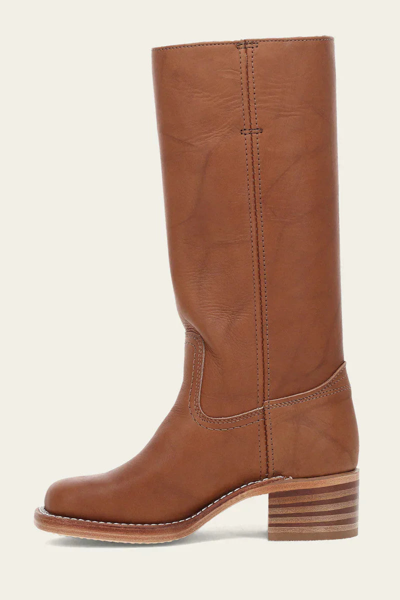 Bottes montantes structurées femme portées, style authentique et robuste. Mode automne-hiver.