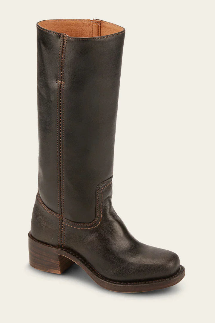 Paire de bottes montantes femme, design structuré robuste. Confort et style hivernal. Chaussures mode.