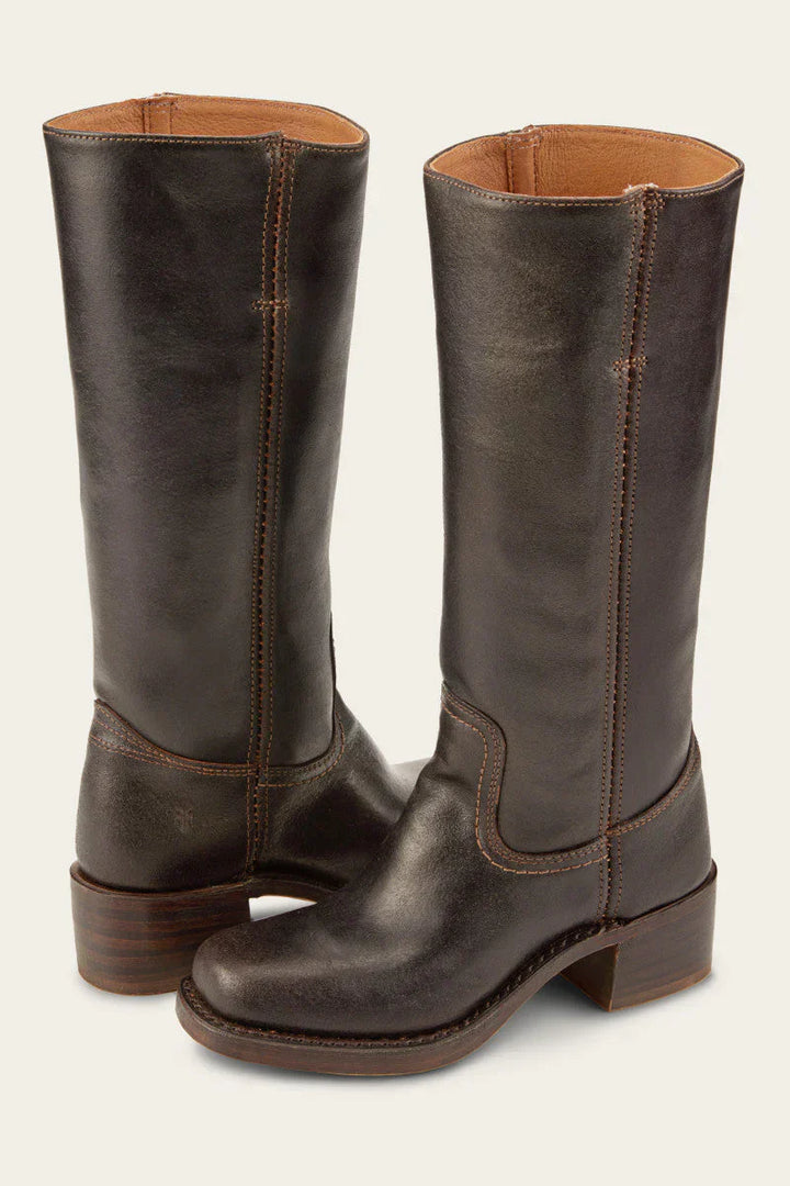 Chaussures bottes femme, montantes et structurées. Style robuste pour la mode automne-hiver.