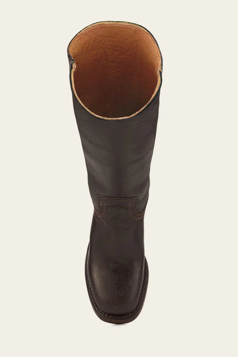 Bottes femme robustes structurées, confort optimal. Chaussures élégantes pour les saisons froides.