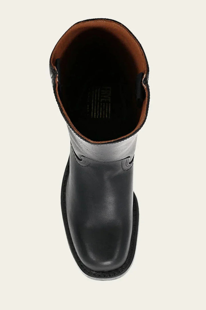 Détail de la botte montante femme structurée. Qualité robuste et style authentique automne-hiver.