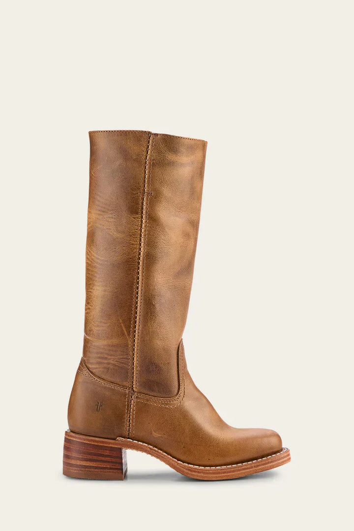 Bottes femme montantes, robustes et structurées, vue de face. Style authentique, chaussures mode hiver.