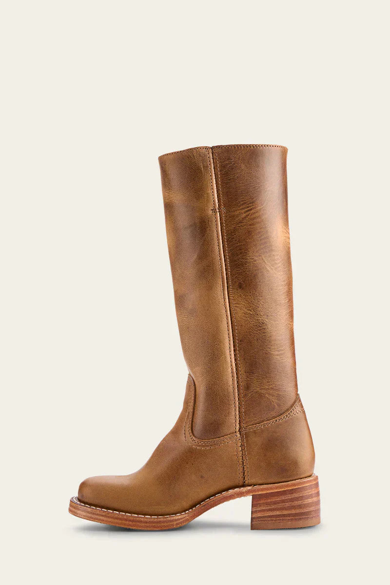 Texture robuste des bottes montantes femme structurées, détails élégants, parfaites pour l'hiver.